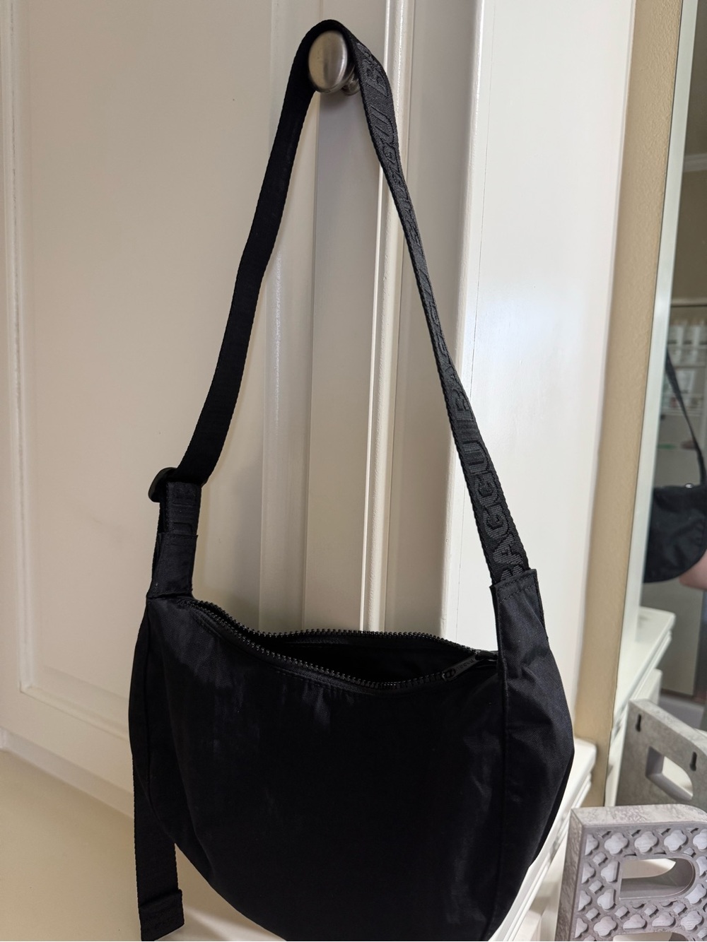 BRAND NEW Baguu Small Crescent Crossbody Bag - Picture 5 of 8